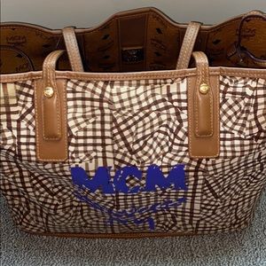 MCM Reversible Medium Handbag 🤎
